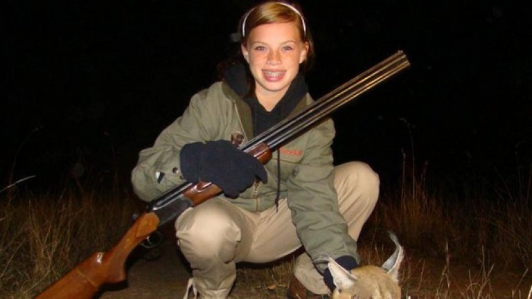 Кендал е от семейство на ловци и разказва, че е започнала с ловуването още на 13-годишна възраст. Първото си животно, бял носорог, е убила с пушка Ремингтън .416. На тази снимка е на около 14 г.
