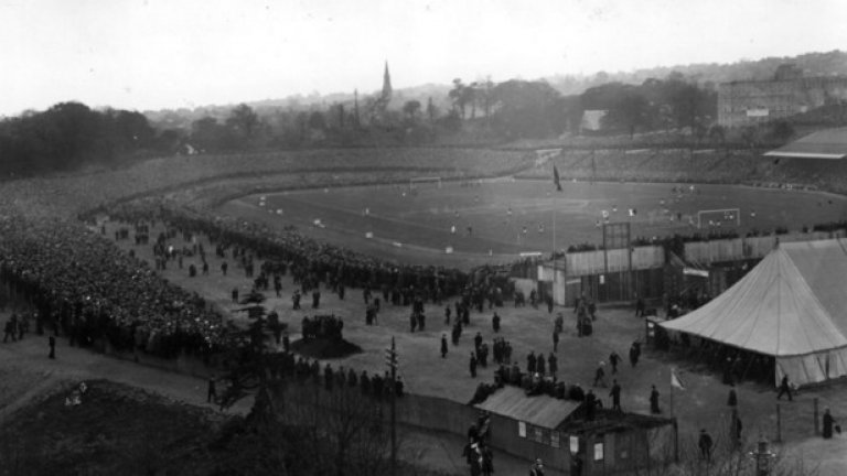 Том Нътол е първият играч на „червените дяволи”, отбелязал гол срещу Ливърпул в дебютния си мач – през 1912 година при равенството 1:1.