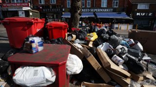 Работниците по чистотата в английския град са в стачка от почти месец