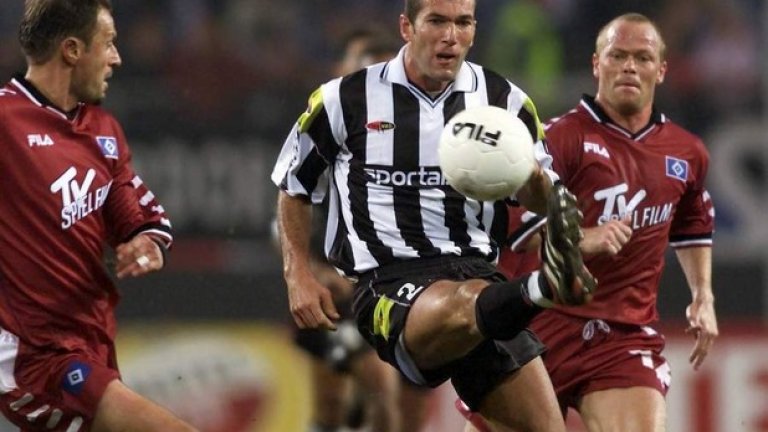 Хамбургер - Ювентус 4:4, 2000 г.
17 години след финала в КЕШ, който Хамбургер спечели срещу Юве с 1:0, двата тима се срещнаха отново.
Гостите водеха с 1:3 в средата на второто полувреме, когато Хамбургер направи обрат по невероятен начин. Иранецът Махдавикия намали, вратарят Ханс Йорг Бут заби от дузпа за 3:3, а хърватинът Нико Ковач вкара за 4:3!
Но в последните секунди Филипо Индзаги изравни от дузпа с третия си гол в мача.