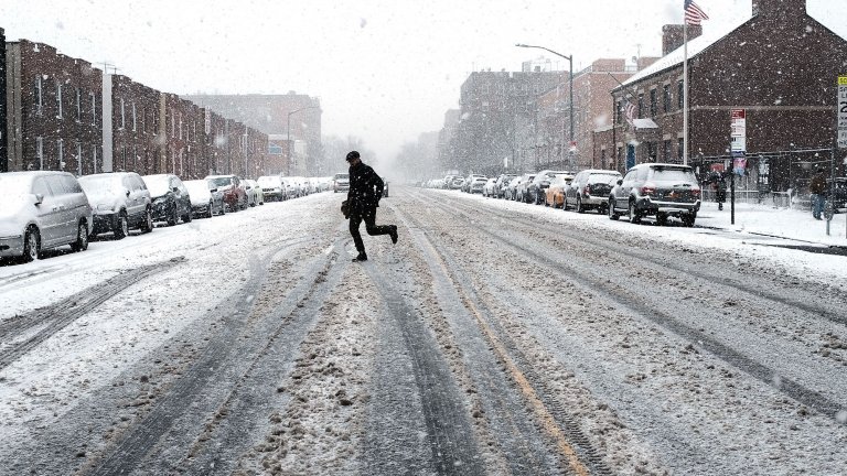 Осоляването предотвратява появата на лед по пътя.