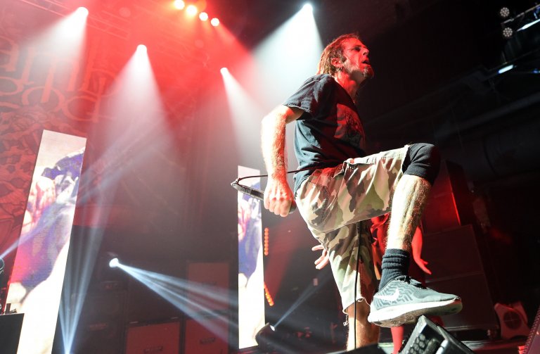 Вокалистът на Lamb Of God дава и друго обяснение защо според него смартфоните по време на концерт пречат - те спират връзката, която феновете правят помежду си и им пречат да се запознават с нови хора (и готини мадами).