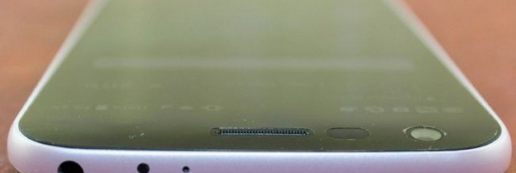 Infrared дистанционно
Историята с вградения infrared е подобно на тази с прожекторите: производителите се опитват да вместят възможно най-много благинки наведнъж и понякога някой от тях се оказват особено полезни – като възможността да поемеш контрол над телевизора през телефона си.
Въпреки, че технологията присъства при телефони от средата на миналия век насам, разработчиците са се отказали от нея при Samsung Galaxy S7 и HTC 10. Тя никога не е присъствала IPhone и Nexus. Тук трябва да похвалим LG, че продължават да я вкарват в телефоните си, включително в наскоро излезлия LG G5.