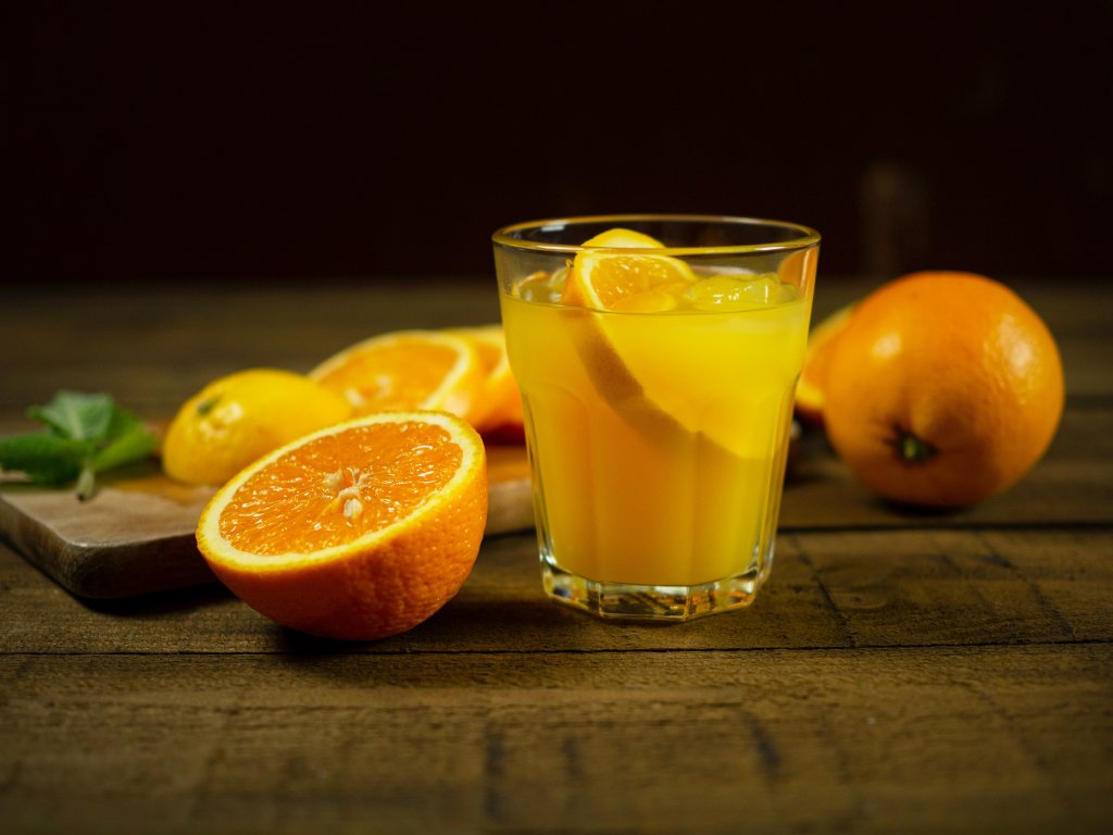 "Уиски Фриски"Ако имате портокали, които се чудите какво да правите, можете да си приготвите този свеж коктейл. За една чаша ви трябват около 70 милилитра уиски, 30 милилитра прясно изцеден портокалов сок и половин чаена лъжичка мед. Изсипвате съставките в шейкър с лед и разклащате здраво, за да се смесят добре. След това наливате коктейла в ниска чаша с лед и украсявате с резенчета портокал.