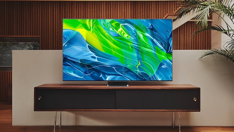 Един спортен фен и 65-инчовият Samsung 4K Smart OLED S95B