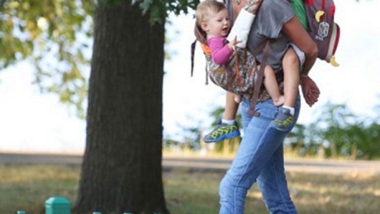 Жизел Бюндхен води детето си на детска градина