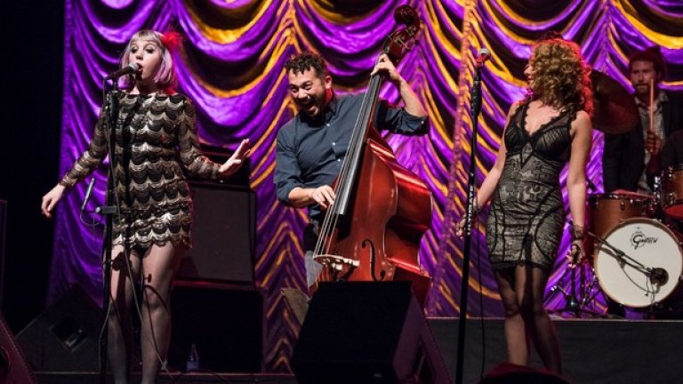 Кой е Sad Clown with the Golden Voice?