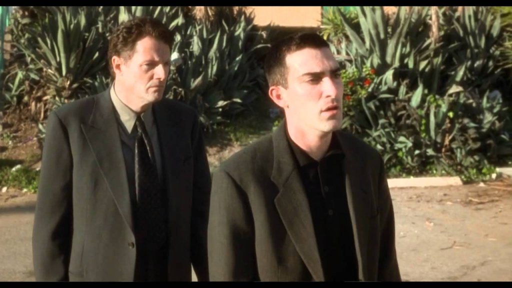 Вечерята от „Мълхоланд Драйв“ (2001)
Филмът на Дейвид Линч не е филм на ужасите в класическия смисъл на думата, но е пълен с моменти на чист, кошмарен, ужас. В тази сцена Патрик Фишлер разказва за сън, в който среща бездомник с гротескови черти зад к