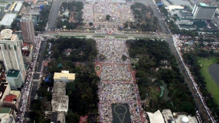 Папа Франциск говори пред най-големия брой хора, слушали римокатолически папа някога - 6 милиона души се събраха в парк в Манила на тържествената неделна меса