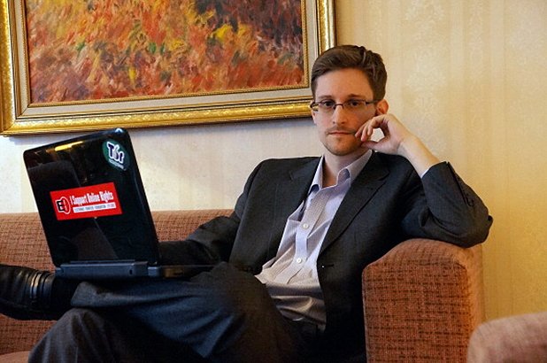 Едуард Сноудън

В зависимост от това къде се намирате, информаторът и бивш кадър на NSA е или най-опасният човек в Интернет, или най-големият герой. Може би и двете.

18 месеца след като Сноудън публикува серия от секретни документи, светът научи за противоконституционното масово събиране на данни за телефонни разговори от NSA; опитите й да отслабва криптирането, използвано не само от обикновените граждани, но и от американското правителство; борбата с компании като Yahoo и Google за достъп до данните на потребителите им; и офанзивата им срещу системните администратори в телекомуникационни компании за пробив в техните мобилни мрежи.