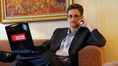 Едуард Сноудън

В зависимост от това къде се намирате, информаторът и бивш кадър на NSA е или най-опасният човек в Интернет, или най-големият герой. Може би и двете.

18 месеца след като Сноудън публикува серия от секретни документи, светът научи за противоконституционното масово събиране на данни за телефонни разговори от NSA; опитите й да отслабва криптирането, използвано не само от обикновените граждани, но и от американското правителство; борбата с компании като Yahoo и Google за достъп до данните на потребителите им; и офанзивата им срещу системните администратори в телекомуникационни компании за пробив в техните мобилни мрежи.
