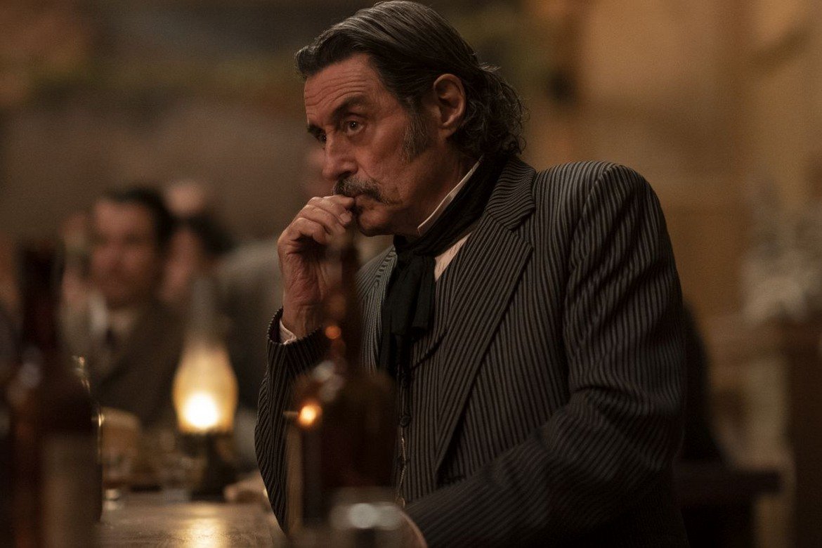 Новият филм на HBO е поклон към феновете на сериала Deadwood. Същевременно е повод тези, които не са гледали трите сезона до момента, да наваксат и да си осигурят няколко часа качествена телевизия.