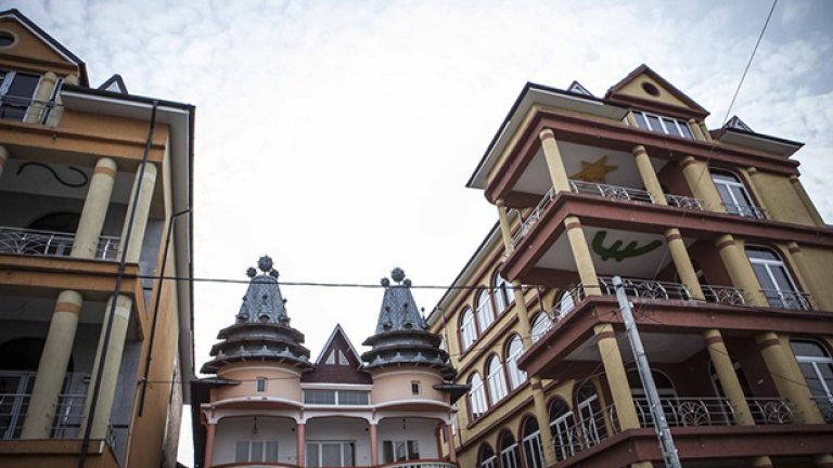 "Юридически погледнато земята и имотите са почти без пари", казва Флорина Юрчита, брокер на недвижими имоти в Букурещ. "Те се продават на паралелен пазар. Търгуват домовете си помежду си за каквато цена си искат. Честно казано, дори да ми предложат такава къща, не бих живяла в нея."