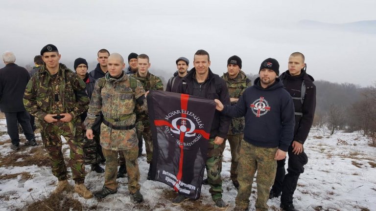 Ласло Торочкай (със знамето в средата) не е случайно име - той е новата звезда на крайнодесните в Унгария, вицепрезидент на националистическата партия за „по-добра Унгария" - Йоббик, и явен ксенофоб