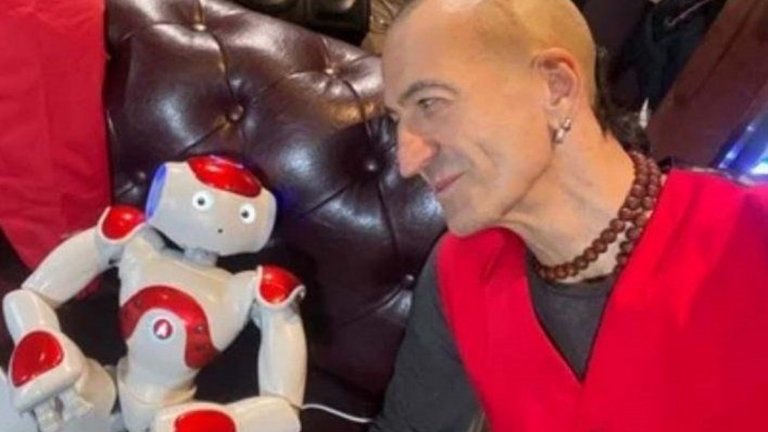 Новото предаване на БНТ "Събота вечер с Дони" провокира обвинения в хомофобия след второто си излъчване. Певецът се извини публично и заяви, че спира предаването в този му вид. Новата концепция на Дони ще е изцяло музикална