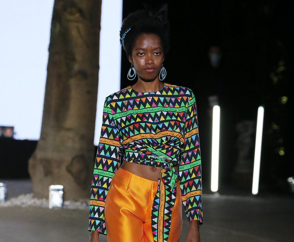 "Урок по геометрия" 
Няма да вадим транспортири и пергели. По-скоро трябва да извадим от гардероба си онези дрехи, върху които различаваме геометрични форми като триъгълници, квадрати, кръгове и каквото още се сетите. На тях залагат дизайнерите тази година, като ги вкарват както в дрехите за ежедневието, така и в по-официални вечерни рокли.