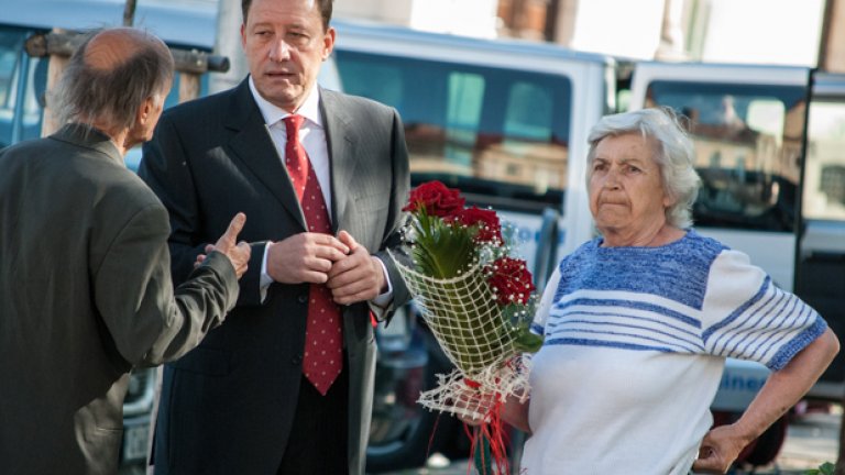 Социалистът Ангел Найденов контактува с електората