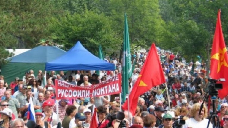 Движение "Русофили" също се разграничи от акта, въпреки че и миналата година имаше опит за сваляне на европейското знаме на събора край яз. Копринка