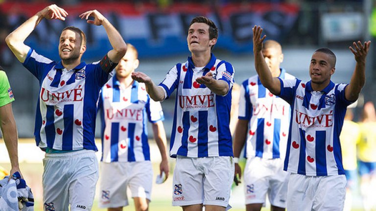 "Подкрепяйте ни, независимо от екипа", казват играчите на Хереенвеен към агитката, която гледа изумено сърчицата по фланелките на играчите. Този екип обаче е култов и до днес, въпреки че бе носен от холандския тим преди 10 години, включително срещу Левски в групите на Купата на УЕФА.