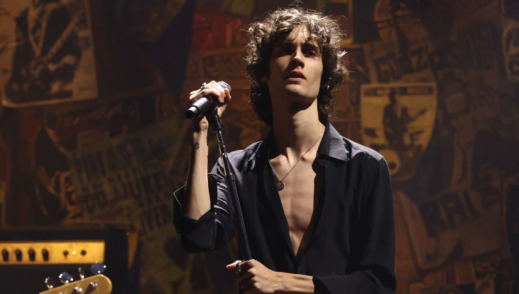 Sombr 

20-годишният музикант, чието истинско име е Шейн Майкъл Буус, за една година успя да покори върховете на музикалните класации с песента си Back to Friends и да демонстрира, че и по-младите представители на поколението Z преливат от сексапил.