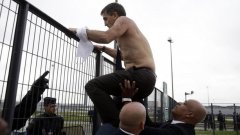 Охраната на Air France помага на Ксавие Бросета да избяга от саморазправата (Галерия)