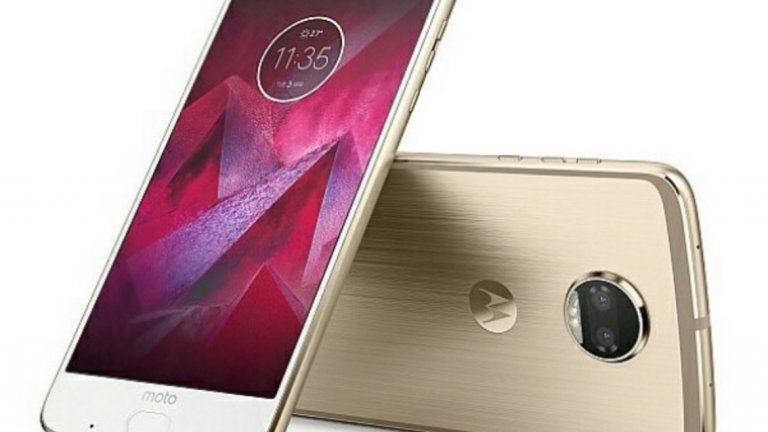 Motorola Z2 Play

Motorola продължава с усъвършенстването на това да прави бюджетни телефони дотолкова, че печели две места в този списък. От двата Motorola Z2 е малко по-модерен с тънкия си дизайн и съвместимостта с Moto Mods. Можете да използвате тези аксесоари, за да свържете устройството с JBL колонки, прожектор или Alexa – изкуственият интелект на Amazon. Смартфонът предлага прилично представяне, използва осемядрен процесор и Snapdragon 626 чипсет, има и 12 мегапикселова основна камера. Z2 Play има функцията Moto Display, която както при много други конкуренти позволява да видите известията си без да отключвате телефона. Устройството е "облечено" с водоустойчив материал. Z2 Play няма същия живот на батерията като оригиналния Z Play, но успява без проблем да изкара цял деня.Цена без абонаментен план: 889.00 лв 