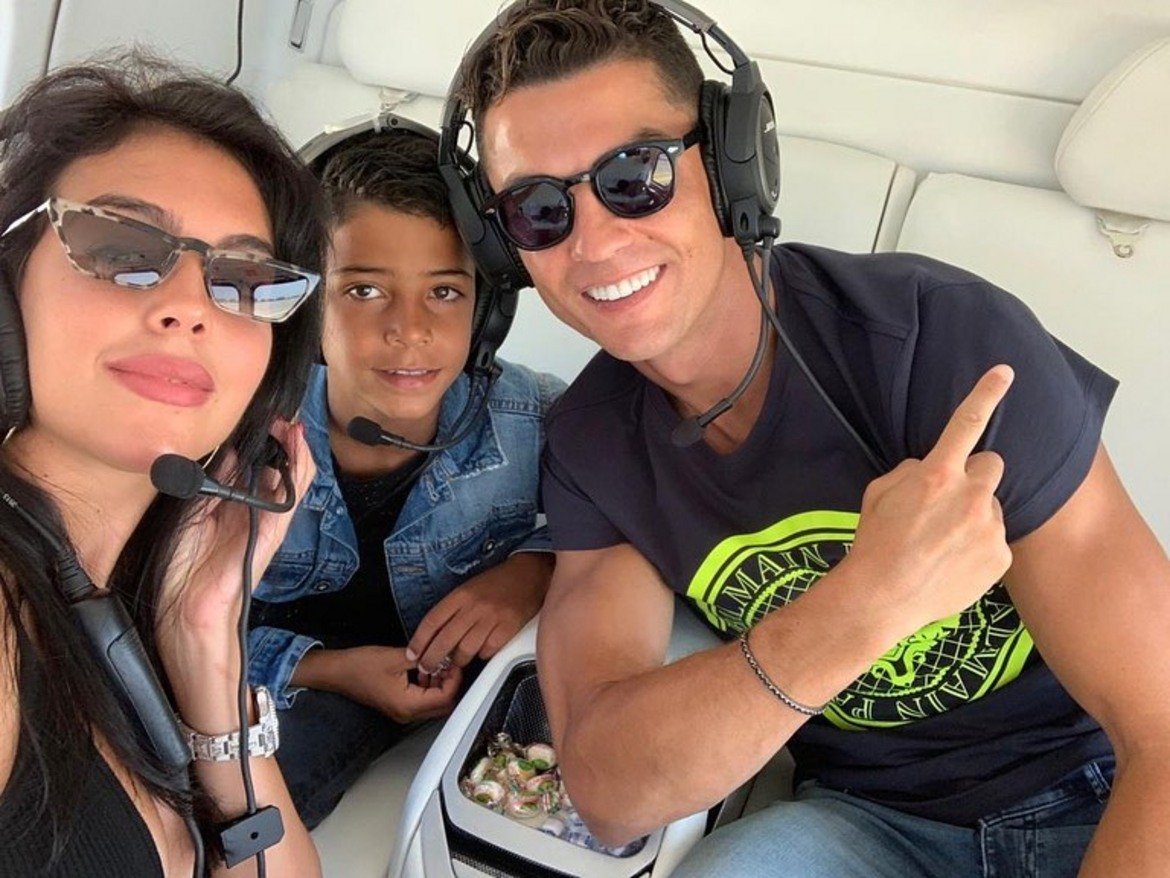 Роналдо и семейството му в самолета на път към Гърция
