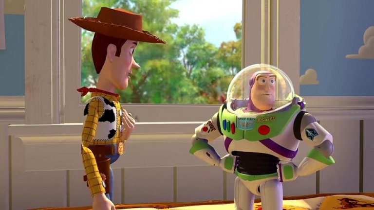 Играта на играчките 1 (Toy Story)Използвайки комбинацията от любими играчки на различни поколения, режисьорът Джон Ласетър и екипа му от аниматори показват колко е важно да имаш приятел, който да ти пази гърба. Филмът разказва за връзката на всяко дете с играчките  му и как те оживяват в представите му (без да споменаваме, че с този филм Пиксар първи вдигна летвата по отношение на сюжет, анимация и развитие на героите в детския жанр). 