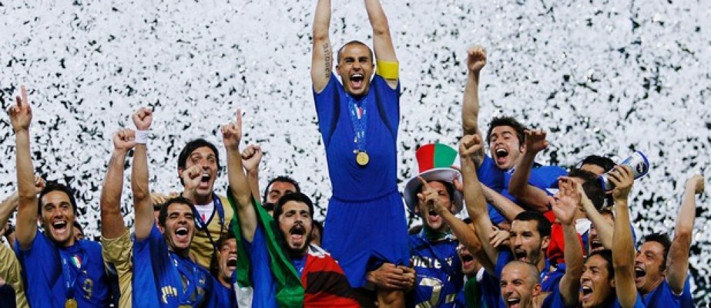 С емблематичната синя фланелка Италия печели всичките си големи трофеи и се превръща в една от великите световни футболни сили.