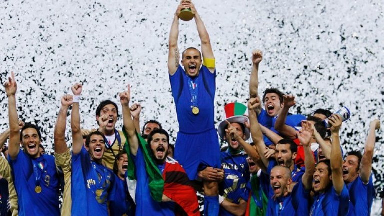 С емблематичната синя фланелка Италия печели всичките си големи трофеи и се превръща в една от великите световни футболни сили.