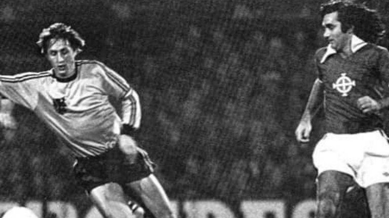 Великите Йохан Кройф и Джордж Бест по време на мач между Нидерландия и Северна Ирландия през 1976 г.