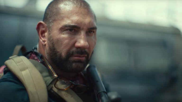 Army of the Dead
Кога: 21 май
Къде: Netflix
Режисьорът Зак Снайдър ("Мъж от стомана", "Лигата на справедливостта") предлага един по-екшън ориентиран поглед към зомби жанра. Скот Уард (Дейв Батиста) е пенсионирал се наемник, който получава изкушаващо предложение - заедно със свой екип да проникне в руините на контролирания от зомбита Лас Вегас и да измъкне огромно количество пари от трезор. Екипът успява да влезе в някогашния Град на греха, но ще успее ли да се измъкне от там - това ще разберем от този обирджийски екшън, гарниран с много зомбита и характерните за Снайдър сцени на забавен каданс.