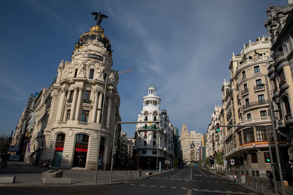 Най-популярната търговска улица в Мадрид "Гран Виа" сега е празна, докато Испания се надява, че пикът на заболели от коронавирус вече е минал. Снимка от 15 март.