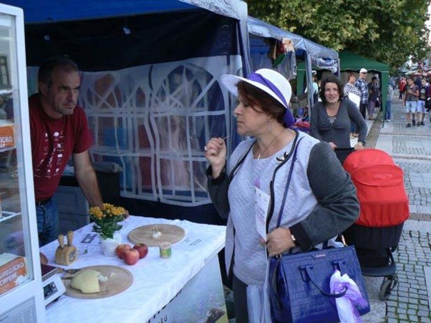 Опознай родината, за да я обикнеш - Татяна Дончева пазарува сувенири от с. Орешака по време на Фестивала на сливата.