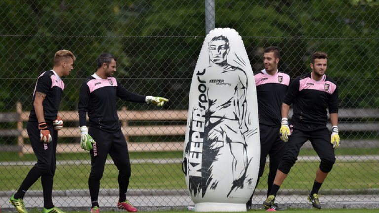 Вратарите на Палермо се шегуват, че тази реклама върши повече работа от третия вратар Андреа Фулджанти.