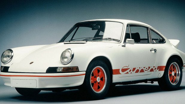 Carrera RS 2.7 (1973)
Десет години след появата на 911 Porsche представя Carrera RS – състезателен автомобил, създаден по изискванията на тогавашната Група 4 на ФИА с работен обем на мотора 2,7 литра. Моделът се отличава с огромния спойлер тип „патешка опашка” и има мощност 210 конски сили. Името Carrera идва от известното през 50-те години състезание в Мексико Carrera Panamericana.