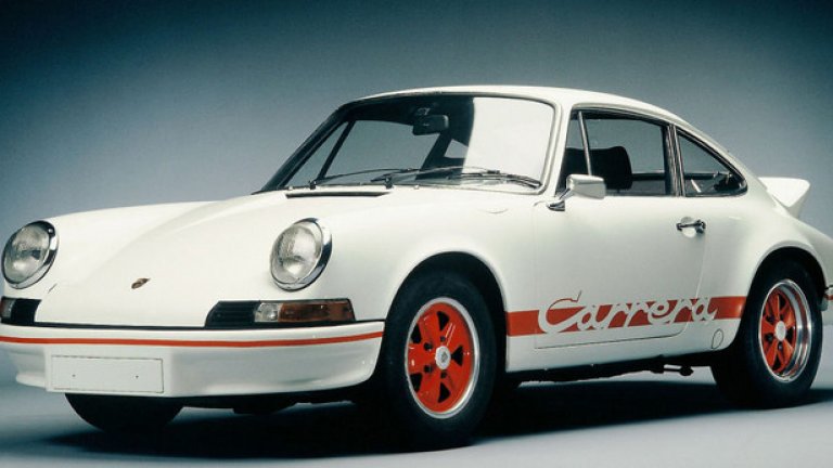 Carrera RS 2.7 (1973)
Десет години след появата на 911 Porsche представя Carrera RS – състезателен автомобил, създаден по изискванията на тогавашната Група 4 на ФИА с работен обем на мотора 2,7 литра. Моделът се отличава с огромния спойлер тип „патешка опашка” и има мощност 210 конски сили. Името Carrera идва от известното през 50-те години състезание в Мексико Carrera Panamericana.