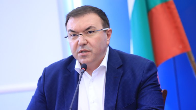 "Без изненада прочетох тази информация", пише във Facebook бившият здравен министър