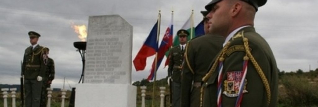 През 2012 г. по повод 40 години от трагедията представители на България, Чехия и Словакия отново се събират на лобното място на парашутистите, за да почетат паметта им с възпоменателна церемония.
Снимка: Министерство на отбраната на република Чехия