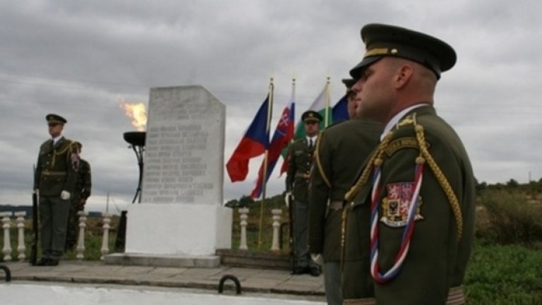 През 2012 г. по повод 40 години от трагедията представители на България, Чехия и Словакия отново се събират на лобното място на парашутистите, за да почетат паметта им с възпоменателна церемония.
Снимка: Министерство на отбраната на република Чехия