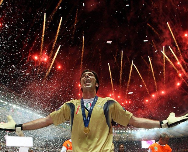 6. Джанлуиджи Буфон, Италия
Това лято за последен път ще участва на световно 

първенство и притежава репутацията на един от най-добрите на поста в историята на играта. През 2006-а 

допусна само два гола - един автогол и попадение от 

дузпа на Зидан по пътя на Скуадрата към 4-та световта 

титла.  