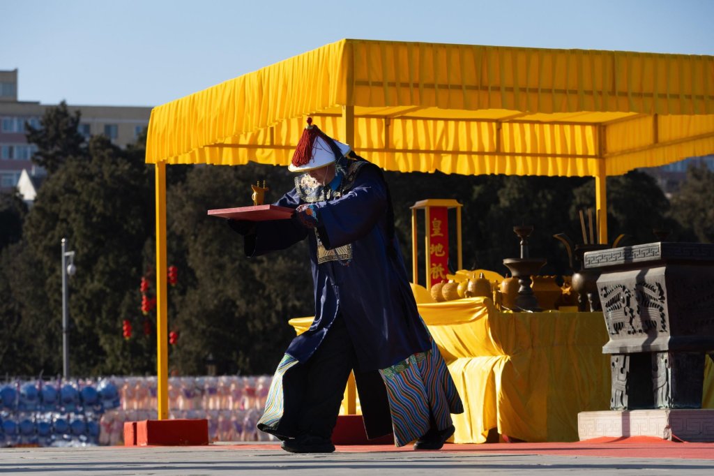 Китай посрещна Годината на Огнения кон (Снимки)