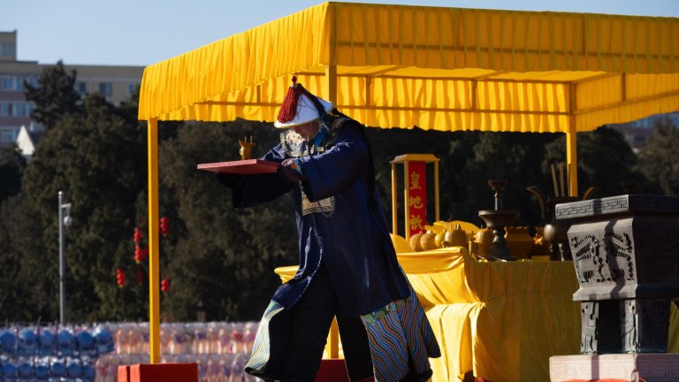 Китай посрещна Годината на Огнения кон (Снимки)