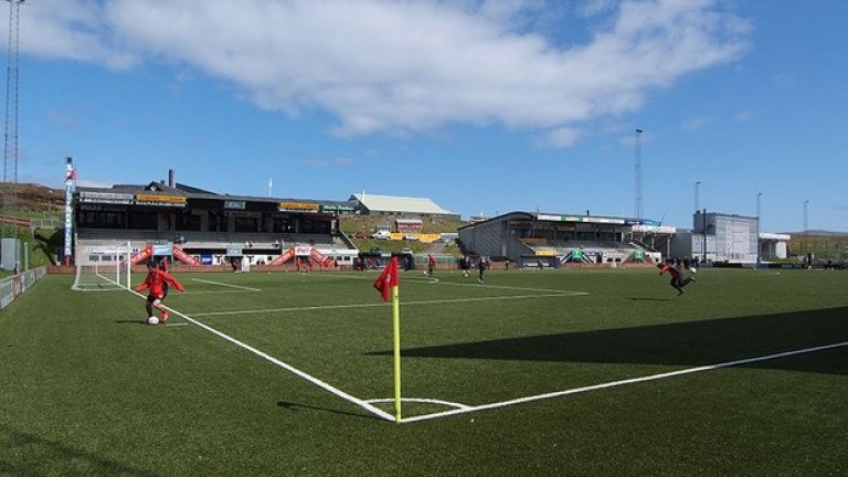 А арената в Торшавн, Фарьорски острови, приема единия от мачовете на местния Б36 срещу уелския ТНС (Новите светци). Гордостта на Фарьорските острови има цели 2 победи в 34 европейски мача. Наричат ги Белите тигри.