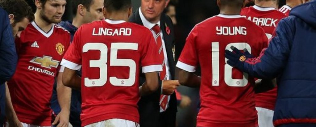 Контролира съблекалнята по-умерено
В Челси изпусна контрола над съблекалнята и това му се отрази фатално. Критикуваше футболистите, нарече ги и "предатели". Сега се стреми да е умерен със звездите на "червените дяволи".