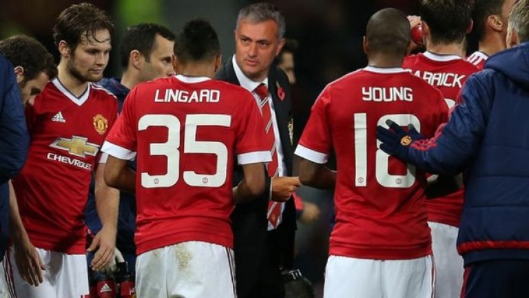 Контролира съблекалнята по-умерено
В Челси изпусна контрола над съблекалнята и това му се отрази фатално. Критикуваше футболистите, нарече ги и "предатели". Сега се стреми да е умерен със звездите на "червените дяволи".