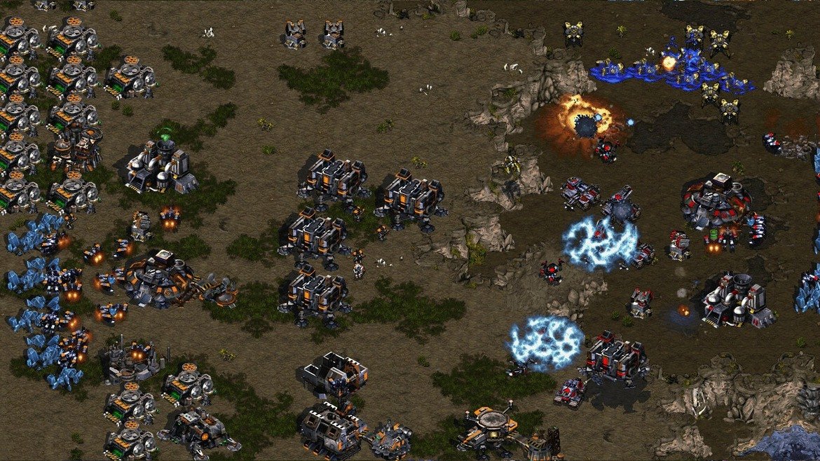  StarCraft: Brood War 

Всички добре знаем, че Starcraft дължи огромната си популярност преди всичко на мрежовата игра. Трябва обаче да благодарим на Blizzard, че въпреки голямото значение на мултиплейъра, дизайнерите на дългоочаквания експанжън StarCraft: Brood War не са пренебрегнали сингъл играта и отново са подготвили три много готини кампании с последователно нарастваща трудност (този път редът е Protoss, Terran, Zerg). Съветът към всеки, който посяга за пръв път към играта, е да ги изиграете в тази последователност (а не да започнете например от кампанията на хората), за да проследите развитието на историята и да си доставите максимално удоволствие. 

След като сте минали трите кампании, спокойно можете да призовете приятелите си на Brood War-дуел в кварталния клуб и да определите веднъж завинаги кой е най-добрият. Точно така, по света хората играеха StarCraft: Brood War предимно по Battle.net, но в родна България, известна като "страната на тъжните телефони”, както някога я определи един приятел, по-голяма заслуга за нейната слава имат новите по онова време (Brood War излиза през 1998 г.) компютърни клубове. 

За тази цел са подготвени над 100 нови карти като на диска са включени и всички карти, които Blizzard издаваше всяка седмица на своя уеб-сайт. И ако дори тази внушителна бройка не ви е достатъчна, можете да пуснете редактора и да творите, след като разучите новите му функции. Можете дори да направите своя собствена кампания и после да наблюдавате ухилен до уши как всичките ви приятели си блъскат главите с нея.