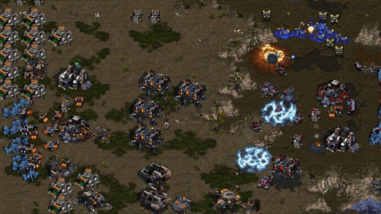 StarCraft: Brood War 
Всички добре знаем, че Starcraft дължи огромната си популярност преди всичко на мрежовата игра. Трябва обаче да благодарим на Blizzard, че въпреки голямото значение на мултиплейъра, дизайнерите на дългоочаквания експанжън StarCraft: Brood War не са пренебрегнали сингъл играта и отново са подготвили три много готини кампании с последователно нарастваща трудност (този път редът е Protoss, Terran, Zerg). Съветът към всеки, който посяга за пръв път към играта, е да ги изиграете в тази последователност (а не да започнете например от кампанията на хората), за да проследите развитието на историята и да си доставите максимално удоволствие. 
След като сте минали трите кампании, спокойно можете да призовете приятелите си на Brood War-дуел в кварталния клуб и да определите веднъж завинаги кой е най-добрият. Точно така, по света хората играеха StarCraft: Brood War предимно по Battle.net, но в родна България, известна като "страната на тъжните телефони”, както някога я определи един приятел, по-голяма заслуга за нейната слава имат новите по онова време (Brood War излиза през 1998 г.) компютърни клубове. 
За тази цел са подготвени над 100 нови карти като на диска са включени и всички карти, които Blizzard издаваше всяка седмица на своя уеб-сайт. И ако дори тази внушителна бройка не ви е достатъчна, можете да пуснете редактора и да творите, след като разучите новите му функции. Можете дори да направите своя собствена кампания и после да наблюдавате ухилен до уши как всичките ви приятели си блъскат главите с нея.