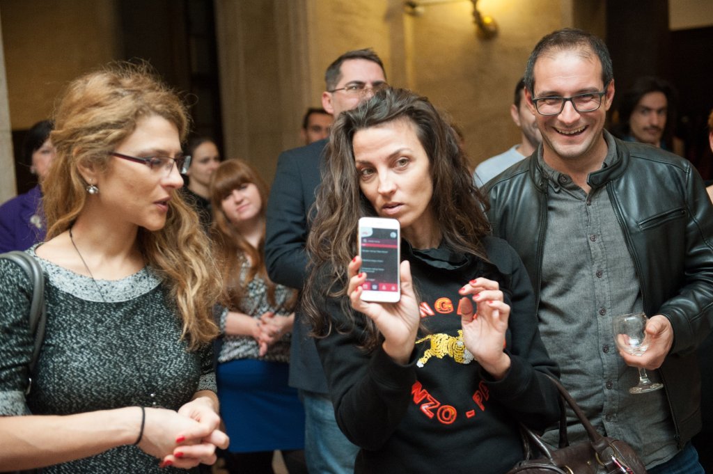 Mobilnoto prilozhenie prosledyava programata na Noshta na teatrite, koet...