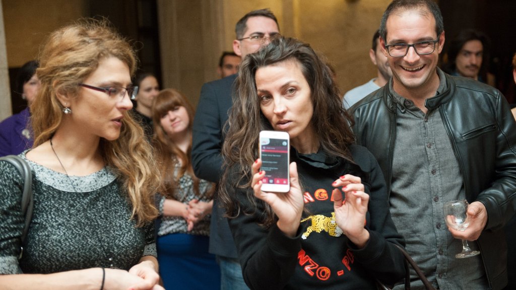 Mobilnoto prilozhenie prosledyava programata na Noshta na teatrite, koet...